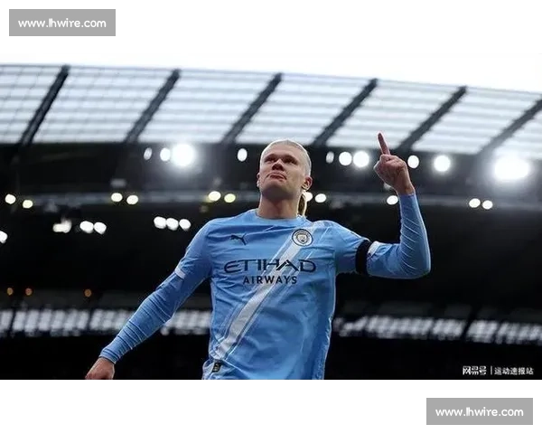 爆笑！曼城新援谢尔基献唱法语说唱，哈兰德领衔众将围观更衣室变欢乐海洋